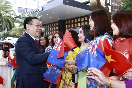 Chủ tịch Quốc hội đến thành phố Auckland, bắt đầu thăm chính thức New Zealand
